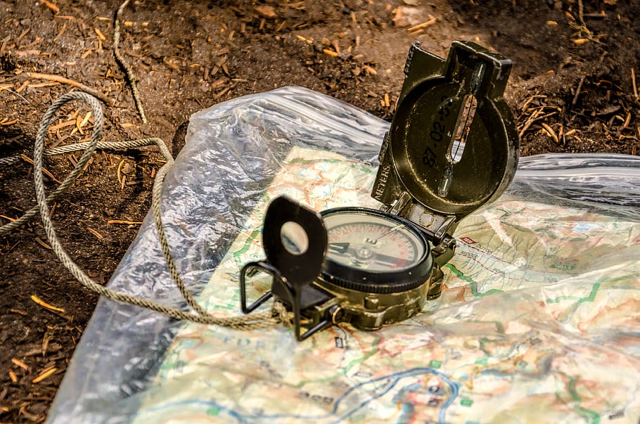 sort, grå, kompas, navigations kompas, udforskning, opdagelse, kort, retning, vejledning, ingen mennesker, tid, eventyr, antik, faret vild, udendørs, jord, holde øje, klippe, natur, gennemsigtig, glas - materiale, planlægning, ur, lommeur, 4K