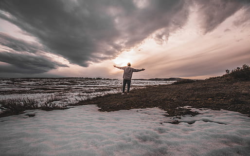 persona, de peu, nevat, camp, núvols, cloudscape, guai, vespre, tarda, gelades, congelat, posta de sol daurada, herba, paisatge, home, naturalesa, a l'aire lliure, cel, neu, posta de sol, núvol - cel, una persona, braç humà, aigua, membre, escenics - natura, part del cos, medi ambient, part del cos humà, homes, bellesa a la natura, mar, extremitat humana, adult, braços aixecats, mà, 8K, CC0, domini públic, lliure de regalies