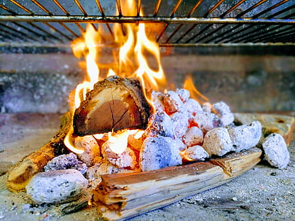 foc, graella, braai, carbó, fusta, calor, cremant, foc - fenomen natural, calor - temperatura, flama, registre, naturalesa, material de fusta, menjar, menjar i beguda, cap gent, llenya, llar de foc, primer pla, cremada, cendra, preparació, barbacoa, brillant, a l'aire lliure, forn, preparar el menjar, 4K, CC0, domini públic, lliure de regalies