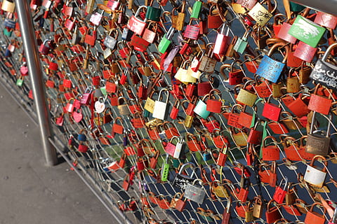 sperren, Brücke, Vorhängeschlösser, Vorhängeschloss, Romantik, Symbol, Engagement, versprechen, große gruppe von gegenständen, Fülle, Liebe, keine Leute, Sicherheit, Metall, mehrfarbig, Tag, Wahl, High Angle View, Variation, Schutz, Geländer, Liebesschloss, positive Emotionen, draußen, Hintergründe, 5K, CC0, gemeinfrei, lizenzfrei