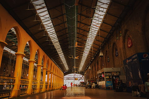 Weiß, Zugmotor, Innerhalb, braun, Tunnel, die Architektur, gebaute Struktur, drinnen, zufällige Menschen, Decke, Transport, Gruppe von Leuten, der Weg nach vorn, Richtung, echte Menschen, Lichtanlage, beleuchtet, Bogen, Transportmittel, Gebäude, Tag, architektonische Säule, Gehen, Stadt, Reise, Bodenbelag, abnehmende Perspektive, 4K, CC0, gemeinfrei, lizenzfrei