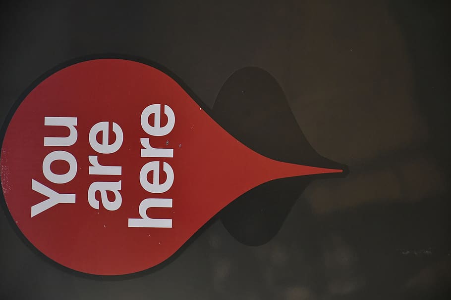 tekst, skilt, vejskilt, symbol, etiket, kunst, moderne kunst, grafik, logo, varemærke, lys, klistermærke, reklame, tegning, hjerte, fritids aktiviteter, plakat, sti, gelænder, rød, meddelelse, tæt på, advarselsskilt, vej, ingen mennesker, form, vejledning, dag, Information, transportmidler, design, fokus på forgrunden, stopskilt, nummer, geometrisk form, informationsskilt, advarselssymbol, 2K