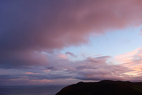 ragliare, vedere, nuvola - cielo, cielo, bellezza nella natura, scenics - natura, tramonto, montagna, scena tranquilla, la tranquillità, natura, colore rosa, nessuno, idilliaco, cielo drammatico, all'aperto, scena non urbana, catena montuosa, silhouette, crepuscolo, ambiente, viola, 4K, CC0, dominio pubblico, privo di copyright