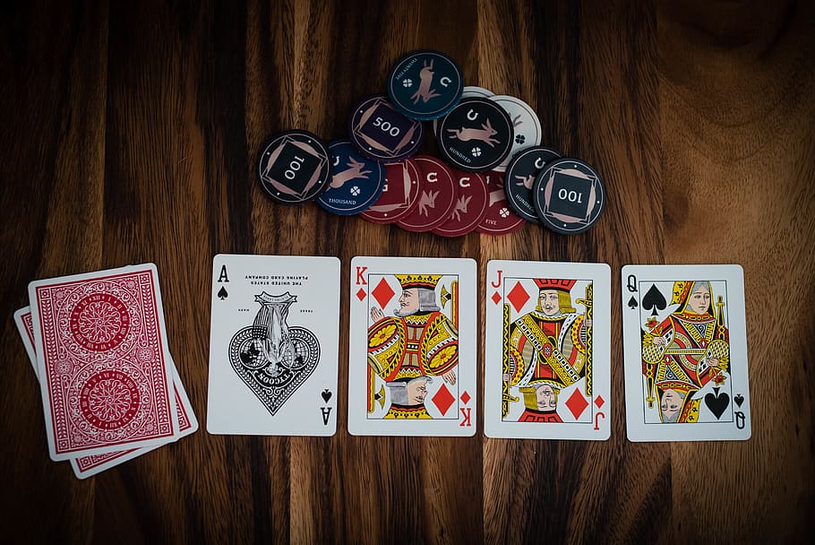 carte da gioco a colori assortiti, in casa, legno - materiale, direttamente sopra, nessuno, giochi di svago, natura morta, tavolo, gruppo di oggetti, carte, girato in studio, avvicinamento, multicolore, gioco d'azzardo, gruppo medio di oggetti, modello, variazione, rappresentazione, attività di svago, scelta, cultura artistica e intrattenimento, 5K