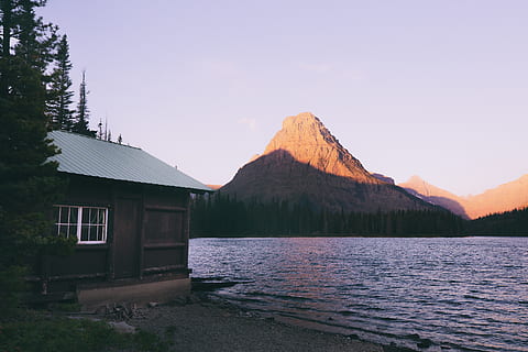 marrón, montaña, rodeado, arboles, planta, flora, conífera, árbol, picea, dos medicina lago, Estados Unidos, máquina, rampa, naturaleza, paisaje, casa, alojamiento, cabaña, edificio, choza, campo, al aire libre, rural, agua, belleza en la naturaleza, paisajes - naturaleza, cielo, escena tranquila, lago, tranquilidad, nadie, escena no urbana, cielo limpio, idílico, arquitectura, día, estructura construida, cordillera, pico de la montaña, 8K, CC0, dominio público, libre de derechos