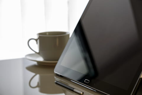 schwarz, Tablet, neben, Teetasse, Untertasse, Tabelle, Tasse, Gerät, Elektronik, Becher, Stift, Bildschirm, Tablette, Berührungsempfindlicher Bildschirm, Kaffeetasse, Getränk, Kaffee trinken, Essen und Trinken, drinnen, Kaffee, keine Leute, Technologie, Stillleben, kabellose Technologie, Nahansicht, Abwesenheit, Tag, Verbindung, Kommunikation, weiße Farbe, Reflexion, 5K, CC0, gemeinfrei, lizenzfrei