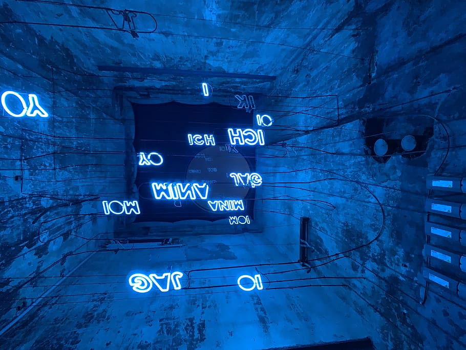 habitació il·luminada, llum, neó, lindenpl. 1, Alemanya, i, subterrani, unna, llum de neó, blau, ich, Camí, passarel·la, masmorra, laboratori, llambordes, paviment, vorera, torxa, soterrani, a l'interior, comunicació, cap gent, il·luminat, funció de construcció de parets, nombre, text, tecnologia, vista d’angle baix, arquitectura, signe, estructura construïda, orientació, guió occidental, primer pla, brillant, connexió, informació, comunicacions globals, 4K