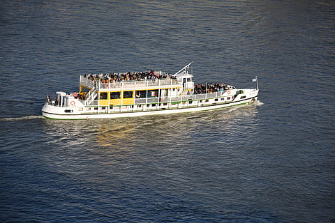 nave, Danubio, escursione, giro turistico, crociere, fiume, trasporto, turismo, budapest, Ungheria, acqua, blu, nave nautica, mezzi di trasporto, mare, modo di trasporto, aereo passeggeri, lungomare, natura, andare in barca, giorno, viaggio, traghetto, mestiere, attività commerciale, nessuno, struttura costruita, all'aperto, lusso, nave da crociera, 5K, CC0, dominio pubblico, privo di copyright