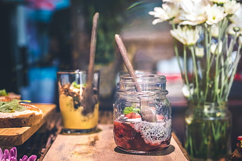 affettare la frutta, chiaro, barattolo di vetro, Marrone, di legno, tavolo, sfondo sfocato, pane, luminosa, avvicinamento, delizioso, fiori, cibo, fresco, freschezza, frutta, bicchiere, salutare, in casa, ingrediente, pasto, crudo, spuntino, cucchiaio, gustoso, tè, vaso, legna, concentrarsi sulle conoscenze acquisite, fiore, contenitore, cibo e bevande, pianta fiorita, pianta, vetro - materiale, trasparente, nessuno, giorno, natura, natura morta, bere, 5K, CC0, dominio pubblico, privo di copyright