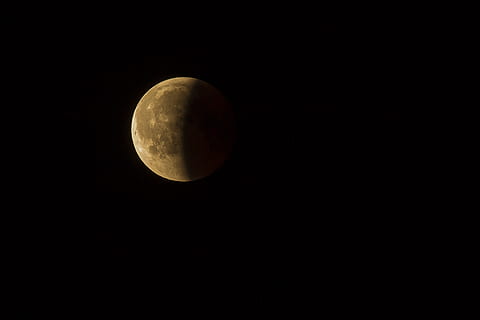 Eclipse de lluna, lluna plena, lluna, llum de la lluna, espai, nit, astronomia, cel, bellesa a la natura, escenics - natura, Lluna planetària, tranquil·litat, naturalesa, còpia espai, cap gent, vista d’angle baix, escena tranquil·la, fosc, superfície de la lluna, cercle, idíl·lic, a l'aire lliure, astrologia, espai i astronomia, eclipsi, 2K, CC0, domini públic, lliure de regalies