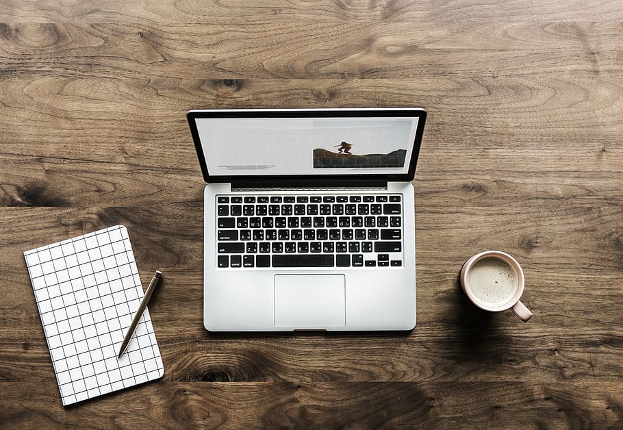 MacBook Pro, tassa, escriptori, dispositiu, teclat, portàtil, quadern, bolígraf, pantalla, tecnologia, tecnologia sense fils, ordinador, connexió, comunicació, taula, material de fusta, a l'interior, dispositiu d’informació portàtil, vista d’angle alt, directament a sobre, cap gent, equips informàtics, usant portàtil, portabilitat, natura morta, fusta, 1080P