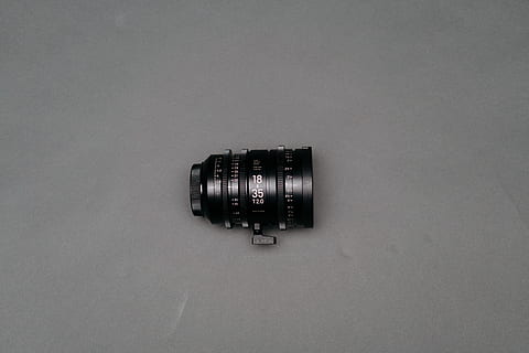 lente de cámara negra, cámara, electrónica, lente de la cámara, monitor, ligero, papel pintado, deslizador, negocio, accesorio, gris, rojo, cine, lente, explorar, crecer, cinematografía, conjunto, creativo, silla, escena, tecnología, adentro, nadie, pared - característica de la construcción, conexión, copia espacio, solo objeto, foto de estudio, de cerca, de color negro, comunicación, naturaleza muerta, equipo, electricidad, vista de alto ángulo, seguridad, interior de la casa, mesa, 8K, CC0, dominio público, libre de derechos