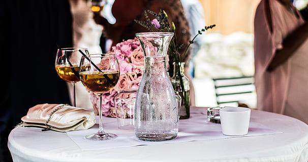 taula, deco, decoració, fons, flors, escena, creatiu, plantilla, casament, modern, estil, de moda, rosa, color, vi, spritzer, garaffe, aigua, afruitat, jardí, estiu, primavera, la fruita és dolça, menjar i beguda, beure, vidre, refresc, alcohol, copa, equipament per a la llar, restaurant, menjar, negocis, frescor, Copa de vi, vidre - material, centrar-se en primer pla, a l'interior, estovalles, flor, configuració, vi negre, luxe, sopar, safata, 4K, CC0, domini públic, lliure de regalies