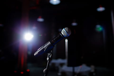 microphone, macro, micro, périphérique d'entrée, culture artistique et divertissement, la musique, pied de microphone, étape, scène - espace de performance, absence, à l'intérieur, La technologie, se concentrer sur le premier plan, personne, performance, discours, matériel d'éclairage, anticipation, projecteur, parlant, la communication, conférence - événement, lumière, concert, vie nocturne, 1080P