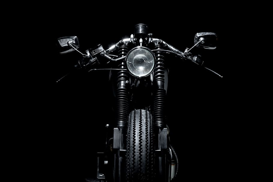 motocicleta negra, llum, màquina, faro, motor, pneumàtic, roda, transport, vehicle, bicicleta, moto, roda del cotxe, va parlar, motoneta, vespa, fre, suspensió, ciclomotor, cargol, fons negre, tir de l'estudi, metall, a l'interior, tecnologia, cap gent, primer pla, crom, reflexió, còpia espai, manera de transport, tallar, color negre, color plata, sol objecte, il·luminat, maquinària, acer, 4K