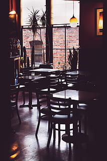 Cafe Interieur, Tabelle, Sitz, Stuhl, Geschäft, Restaurant, Abwesenheit, drinnen, leeren, Cafe, keine Leute, die Architektur, Möbel, Schatten, Lichtanlage, gebaute Struktur, beleuchtet, Anordnung, Essen und Trinken, Natur, Rahmen, elektrische Lampe, 8K, CC0, gemeinfrei, lizenzfrei
