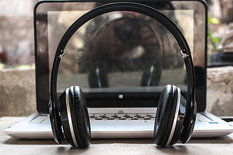 fotografie, Černá, bezdrátový, sluchátka, přední, laptop, Zvuk, rozmazat, detail, elektronika, zařízení, soustředit se, přístroj, moderní, odraz, obrazovka, technologie, zaměřit se na popředí, nikdo, den, Černá barva, motorové vozidlo, způsob dopravy, auto, venku, přeprava, absence, pozemního vozidla, sklo - materiál, sedadlo, Příroda, židle, osobní příslušenství, stálý život, luxus, 4K, CC0, veřejná doména, bez autorských práv