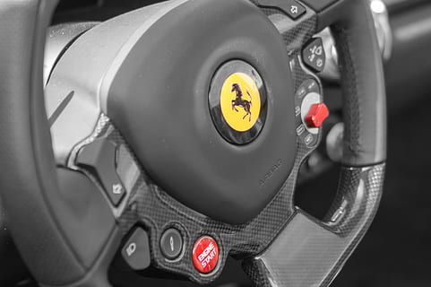 steuern, Lenkung, Reiten, Innere, ferrari, Reich, Auto, Automobil, Transport, Nahansicht, Technologie, Zeichen, Transportmittel, Kommunikation, Auftanken, keine Leute, fossiler Brennstoff, Kraftstoff- und Stromerzeugung, Schalttafel, Benzin, Druckknopf, Sicherheit, Steuerung, Stopp - einzelnes Wort, Kraftfahrzeug, Füllung, Schutz, Verschmutzung, 2K, CC0, gemeinfrei, lizenzfrei