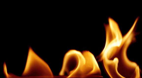 fuego, llama, infierno, cocina, negro, quemar, calor, detalle, de cerca, papel pintado, calentar, parilla, lengua de fuego, hoguera, flameante, ardiente, inflamable, fuego - fenómeno natural, calor - temperatura, fondo negro, color naranja, movimiento, foto de estudio, naturaleza, encendiendo, copia espacio, nadie, amarillo, señal de advertencia, adentro, brillante, firmar, resumen, fósforo, brillantemente iluminado, cambiando de forma, 2K, CC0, dominio público, libre de derechos