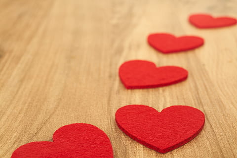 cuore, tavolo, rosso, traccia, figura, amore, romantico, arte, donna, Natale, caro, San Valentino, i regali, sorpresa, romanza, Fidanzamento, sfondo, struttura, a forma di cuore, emozione, emozione positiva, San Valentino - vacanze, avvicinamento, legno - materiale, in casa, cuore di caramelle, creatività, copia spazio, design, messa a fuoco selettiva, decorazione, cibo dolce, natura morta, caramella, lettera d'amore, venatura del legno, 8K, CC0, dominio pubblico, privo di copyright