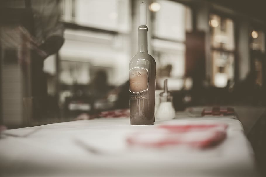 Marrone, bottiglia, tavolo, vino, bevanda, bere, alcool, bicchiere, Bottiglia di vino, liquore, pub, vino rosso, bancone da bar, bicchiere di vino, mensola, cocktail, birra, bottiglia di birra, calice, corpulento, Gin, cilindro, contenitore, cibo e bevande, nessuno, in casa, messa a fuoco selettiva, rinfresco, vetro - materiale, natura morta, avvicinamento, ristorante, cibo, giorno, attività commerciale, carta, trasparente, singolo oggetto, 2K