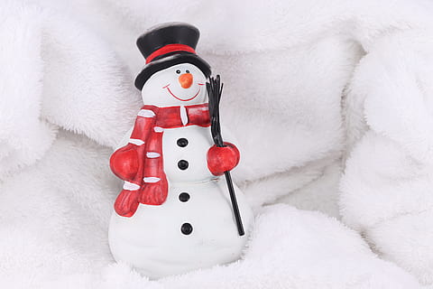 ninot de neu, barret, hivern, neu, Nadal, fred, decoració, bufanda, botons, riure, joia, nas, targeta de felicitació, divertit, cilindre, cara, pastanaga, diversió, tapa, motiu de Nadal, imatge de santa claus, targeta de Nadal, home de neu de Nadal, temperatura de fred, representació, festa, representació humana, cap gent, joguina, Color blanc, semblança masculina, primer pla, celebració, roba, joguina de peluix, art i artesania, vermell, roba calenta, suavitat, 5K, CC0, domini públic, lliure de regalies