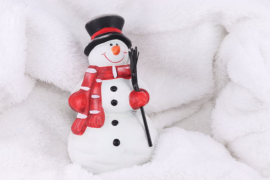 ninot de neu, barret, hivern, neu, Nadal, fred, decoració, bufanda, botons, riure, joia, nas, targeta de felicitació, divertit, cilindre, cara, pastanaga, diversió, tapa, motiu de Nadal, imatge de santa claus, targeta de Nadal, home de neu de Nadal, temperatura de fred, representació, festa, representació humana, cap gent, joguina, Color blanc, semblança masculina, primer pla, celebració, roba, joguina de peluix, art i artesania, vermell, roba calenta, suavitat, 5K