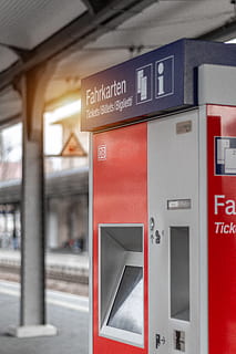 màquina, oficina postal, bitllet, ascensor, db, deutsche bahn, pista, pistes, rail, baranes, plataforma, plataformes, viatjar, viatger, viatjant, viatge, viatges, gira, text, comunicació, guió occidental, signe, vermell, cap gent, arquitectura, informació, dia, nombre, a l'interior, script no occidental, signe d'informació, accidents i desastres, guió, centrar-se en primer pla, estructura construïda, orientació, tecnologia, 5K, CC0, domini públic, lliure de regalies