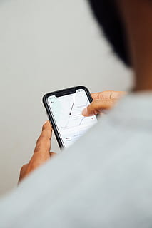 muž, použitím, zapnutý smartphone, lidské ruky, bezdrátové technologie, ruka, chytrý telefon, hospodářství, technologie, část lidského těla, přenosné informační zařízení, sdělení, jedna osoba, mobilní telefon, obrazovka, kopie prostor, uvnitř, spojení, selektivní zaměření, aktivita, životního stylu, dospělý, prst, 5K, CC0, veřejná doména, bez autorských práv
