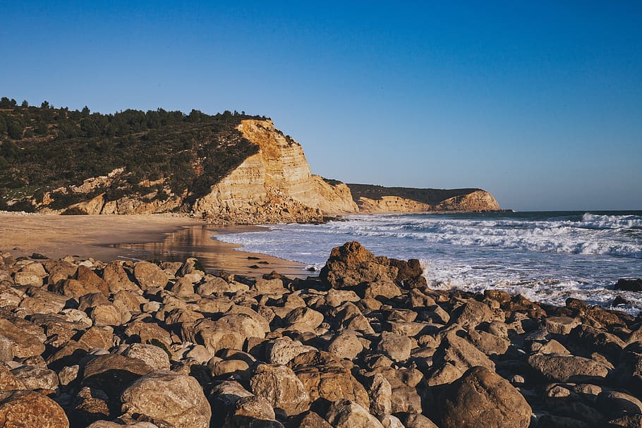 Strand, leeren, Ozean, Sand, Küste, Ufer, Landschaft, Meer, Wasser, Rock, Rock - Objekt, solide, Land, Himmel, Szenen - Natur, Felsformation, Natur, klarer Himmel, Schönheit in der Natur, Welle, Ruhe, ruhige Szene, keine Leute, draußen, felsige Küste, 4K