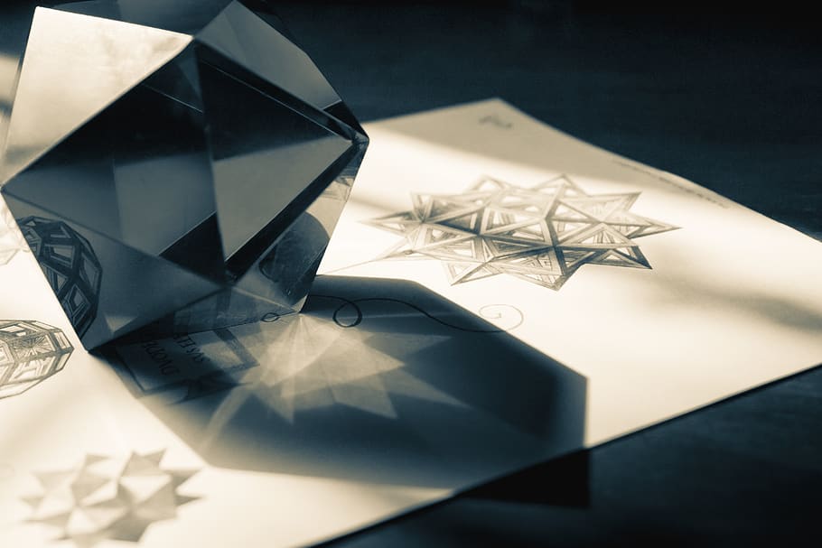 ombra de cristall, paper, art, creatiu, disseny, dibuix, vidre, polígon, ombra, tir de l'estudi, a l'interior, cap gent, reflexió, patró, primer pla, joieria, pedres precioses, luxe, forma, brillant, riquesa, vista d’angle alt, blau, natura morta, transparent, cristall, compost digital, joia preciosa, color plata, 4K