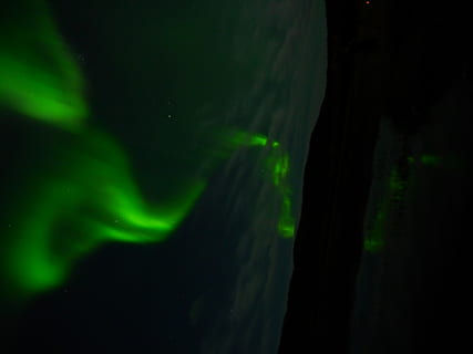 aurora boreal, naturalesa, a l'aire lliure, nit, aurora, llums del nord, alaska, il·luminació, vida nocturna, verd, llum, muntanya, astronomia, neu, iglú, cel, cel vermell, alba, posta de sol, vespre, univers, color verd, bellesa a la natura, cap gent, tranquil·litat, escenics - natura, brillant, misteri, moviment, estrella - espai, terra, escena tranquil·la, aigua, espai, medi ambient, arbre, poder a la natura, 4K, CC0, domini públic, lliure de regalies