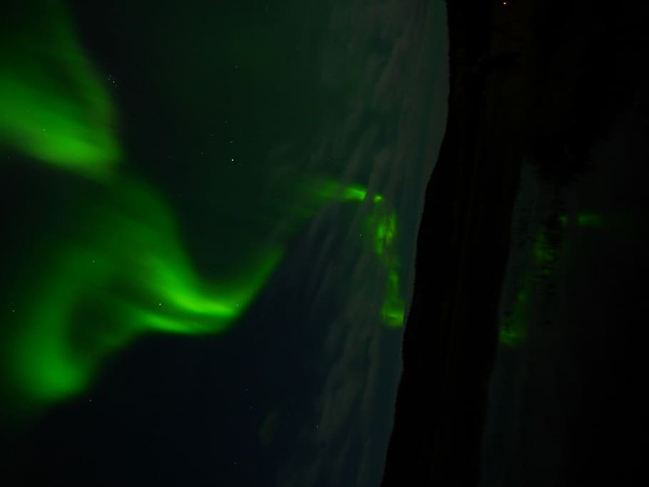 aurora boreal, naturalesa, a l'aire lliure, nit, aurora, llums del nord, alaska, il·luminació, vida nocturna, verd, llum, muntanya, astronomia, neu, iglú, cel, cel vermell, alba, posta de sol, vespre, univers, color verd, bellesa a la natura, cap gent, tranquil·litat, escenics - natura, brillant, misteri, moviment, estrella - espai, terra, escena tranquil·la, aigua, espai, medi ambient, arbre, poder a la natura, 4K