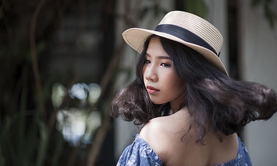 donna, indossare, cappello fedora, off-spalla, superiore, attraente, bellissimo, sfondo sfocato, luce del giorno, giorno, vestito, espressione facciale, moda, femmina, ragazza, capelli, acconciatura, cappello, signora, persona, servizio fotografico, posa, bella, giovane, ritratto, una persona, capelli lunghi, concentrarsi sulle conoscenze acquisite, colpo alla testa, bella donna, bellezza, capi di abbigliamento, donne, adulto, giovane adulto, analizzare, cercare, guardare, guardando la fotocamera, contemplazione, adolescente, 4K