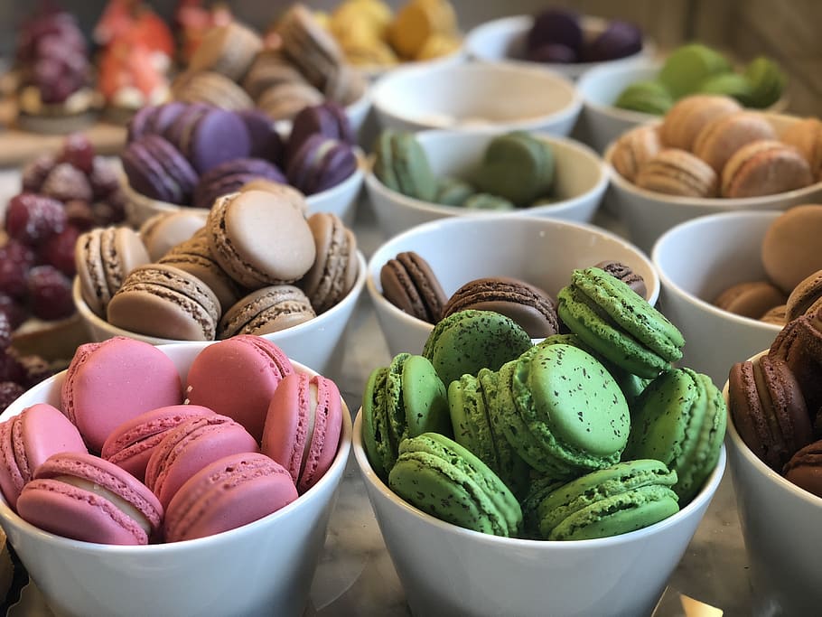macarons, dolços, postres, caramels, menjar, dolç, pastisseria de sucre, especialitat, menjar i beguda, frescor, elecció, variació, natura morta, menjar dolç, bol, cap gent, primer pla, gran grup d'objectes, indulgència, temptació, contenidor, llest per menjar, centrar-se en primer pla, en fila, abundància, macarró, visualització al detall, 4K