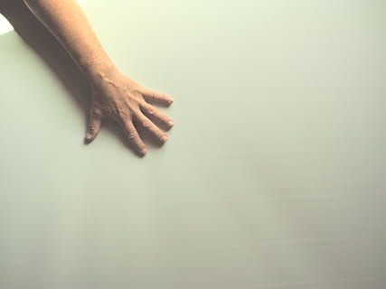 mano, eine Person, menschliches Körperteil, Hand, menschliche Hand, Studioaufnahme, drinnen, farbiger Hintergrund, kopieren sie platz, Körperteil, Nahansicht, grüne Farbe, nicht erkennbare Person, Erwachsene, Männer, barfuß, Wandbau - Funktion, menschlicher Finger, menschliches Glied, grüner Hintergrund, Finger, 1080P, CC0, gemeinfrei, lizenzfrei