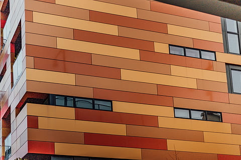 construcció de maons marrons, estructura construïda, exterior de l'edifici, arquitectura, edifici, cap gent, finestra, marc complet, ciutat, patró, vista d’angle baix, dia, a l'aire lliure, vidre - material, modern, fons, funció de construcció de parets, barri residencial, color taronja, llum solar, vermell, exterior d’edifici d’oficines, apartament, 5K, CC0, domini públic, lliure de regalies