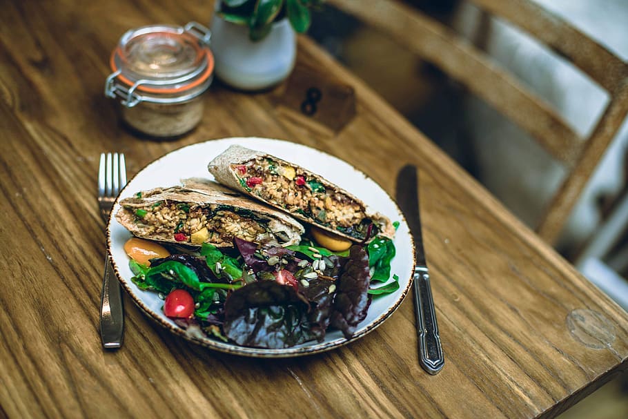 verdures a la placa, planta, forquilla, coberts, menjar, vegetals, plat, pizza, albergínia, vegetació, mongeta, mobles, taula, produir, nyam, moniato, ceràmica, pèsol, sopar, menjar i beguda, utensili per menjar, estri de cuina, llest per menjar, frescor, placa, material de fusta, alimentació saludable, benestar, a l'interior, vista d’angle alt, cap gent, cullera, equipament per a la llar, natura morta, ganivet de taula, decorar, vaixella, menjar vegetarià, 4K