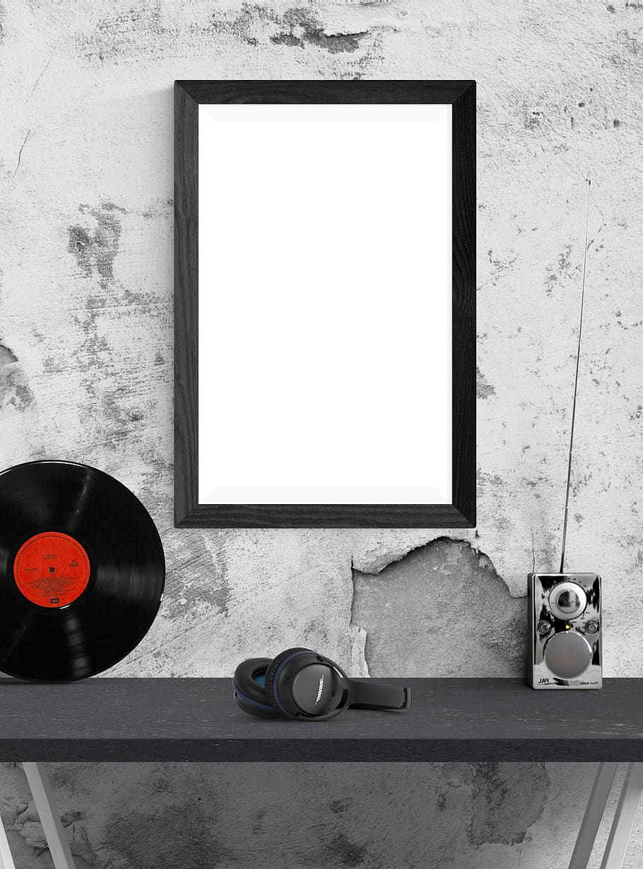 pòster, marc, plantilla, lp de peu, ràdio, auriculars, música, cap gent, tecnologia, a l'interior, registre, estil retro, funció de construcció de parets, cultura i entreteniment artístic, còpia espai, taula, natura morta, directament a sobre, vell, nostàlgia, control, interior de casa, en blanc, absència, equipament, 2K