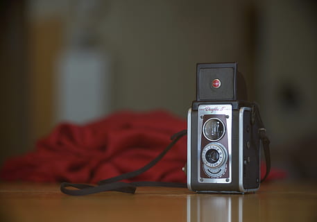 càmera vintage grisa, càmera, electrònica, visor superior, lent, corretja, orella, fotografia, analògic, retro, vintage, vell, pel·lícula, fosc, bokeh, antics, Vella escola, 'tlr, duaflex lv, relaxa't, estil de vida, tecnologia, càmera - equip fotogràfic, temes de fotografia, estil retro, cap gent, primer pla, a l'interior, centrar-se en primer pla, taula, vermell, antiguitat, natura morta, equipament, equip fotogràfic, nostàlgia, sol objecte, connexió, càmera digital, 5K, CC0, domini públic, lliure de regalies