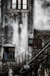 bianca, tanica di propano, calcestruzzo, le scale, strutturato, intemperie, vecchio, finestra, letterbox, casella postale, ringhiera, scala, passo, grunge, architettura, struttura costruita, giorno, esterno dell'edificio, nessuno, natura, all'aperto, costruzione, fumo - struttura fisica, abbandonato, acqua, città, modo di trasporto, obsoleto, mezzi di trasporto, movimento, 8K, CC0, dominio pubblico, privo di copyright