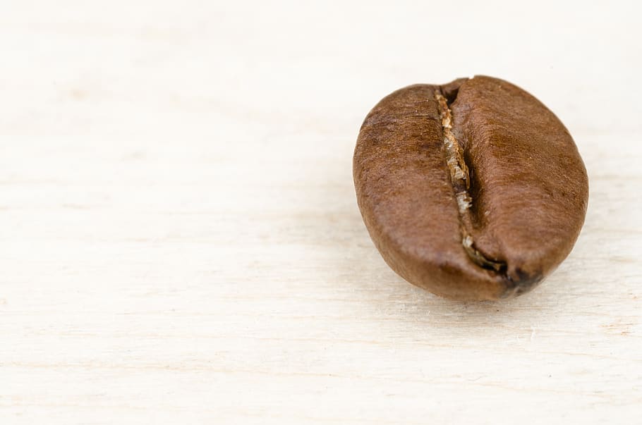gra de cafè, aromàtic, mongeta, marró, cafeïna, cafè, deliciós, sabor, torrat, menjar i beguda, menjar, primer pla, frescor, a l'interior, alimentació saludable, tir de l'estudi, cap gent, benestar, sol objecte, còpia espai, fruita, nou, nou - aliments, material de fusta, taula, senzillesa, ametlla, aliments crus, condició natural, 4K