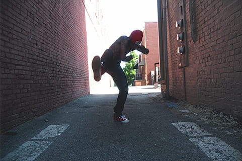 dans, Krump, danser, krumping, ekspression, udtrykke, uden for, udendørs, gade, gadedans, bygninger, gyde, mursten, bevægelse, legeme, person, fuld længde, rigtige mennesker, en person, arkitektur, by, bygget struktur, bygning udvendig, dag, livsstil, sport, væg, fritidsaktivitet, herrer, murstens væg, murbygningsfunktion, bygning, vej, 2K, CC0, offentligt domæne, royaltyfrie