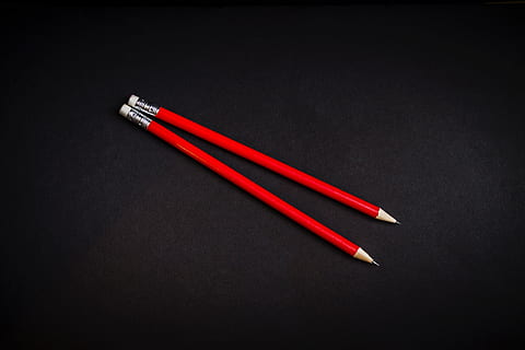 travail, éduquer, rouge, des crayons, plan, prise de vue en studio, fond noir, à l'intérieur, crayon, instrument d'écriture, objet unique, personne, fermer, gris, couleur noire, directement au-dessus, nature morte, crayon de couleur, simplicité, vue grand angle, la créativité, fond gris, la gomme, tranchant, agression, 4K, CC0, domaine public, libre de droits
