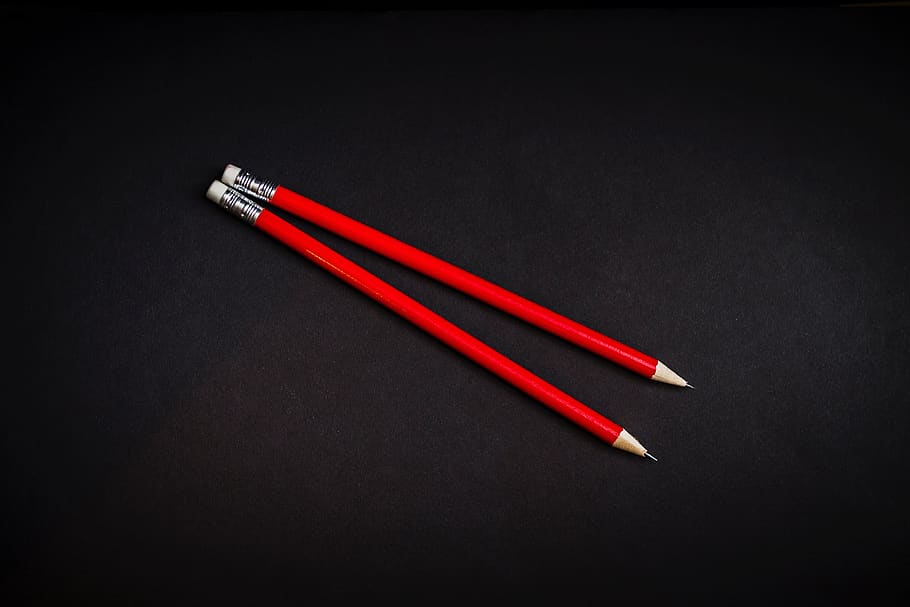 lavoro, educare, rosso, matite, Piano, girato in studio, sfondo nero, in casa, matita, strumento di scrittura, singolo oggetto, nessuno, avvicinamento, grigio, colore nero, direttamente sopra, natura morta, matita colorata, semplicità, vista dall'alto, creatività, sfondo grigio, gomma per cancellare, acuto, aggressione, 4K