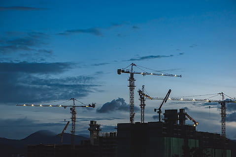 architettura, costruzione, infrastruttura, struttura, istituzione, appartamento, finestre, condominio, Hotel, buio, notte, nuvole, cielo, ombra, industria, industria di costruzioni, nuvola - cielo, sito di costruzione, gru - macchine edili, macchinario, sviluppo, struttura costruita, natura, esterno dell'edificio, nessuno, crepuscolo, incompleto, macchine da cantiere, all'aperto, gru, attrezzatura da costruzione, silhouette, equipaggiamento industriale, 5K