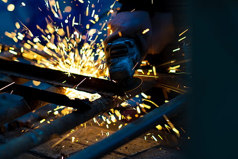 person, ved brug af, vinkelsliber, metal, gnister, sløret bevægelse, metalindustrien, brænding, industri, arbejder, varme - temperatur, fabrik, ild, bevægelse, beskæftigelse, en person, rigtige mennesker, indendørs, brand - naturligt fænomen, udstyr, værksted, herrer, svejsning, dygtighed, legering, produktionsudstyr, stål, industrielt udstyr, 4K