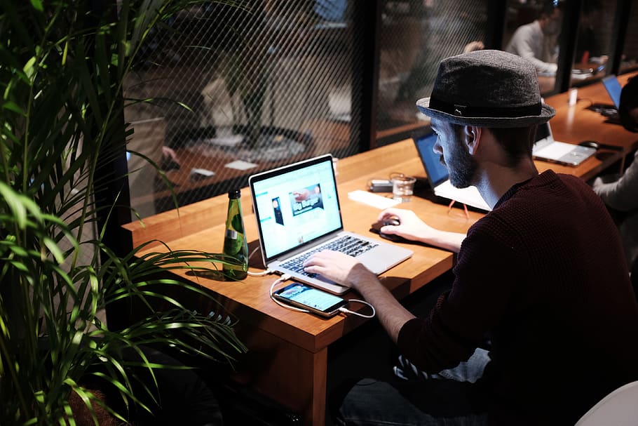 arbejde, travl, skab, design, lave, cafe, god fornøjelse, slap af, projekt, forestille, innovere, innovation, lanse, fedt nok, glød, designer, computer, bærbar, kode, grænseflade, teknologi, sidder, trådløs teknologi, bord, meddelelse, herrer, rigtige mennesker, sæde, forbindelse, mennesker, forretning, arbejder, dag, møbel, stol, bruger bærbar computer, indendørs, voksen, 4K