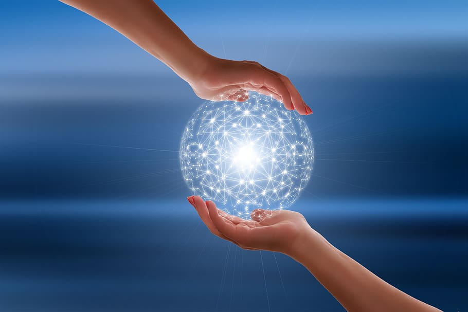 sistema, web, digitalització, núvol, memòria, botiga, tecnologia, digital, comunicació, a tot el món, mà, Notícies, personal, xarxa, connexió, connectat, amb l'altre, junts, acord, treballar, treball en equip, intercanvi, informació, part del cos humà, mà humana, esfera, una persona, celebració, blau, dones, brillant, il·luminat, pilota, adult jove, adult, bola de vidre, tir de l'estudi, primer pla, forma, naturalesa, fons blau, 4K