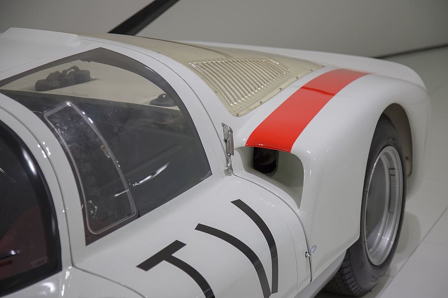 coupé bianco, veicolo, auto, automobile, mezzi di trasporto, macchina, ha parlato, ruota, ruota in lega, pneumatico, ruota di automobile, logo, marchio, simbolo, elica, luce, il motore, faro, capestro, Ingranaggio, specchio per auto, modo di trasporto, avvicinamento, veicolo aereo, nessuno, aereo, Colore bianco, veicolo terrestre, giorno, veicolo a motore, all'aperto, stazionario, rosso, industria aerospaziale, viaggio, lusso, tecnologia, 5K